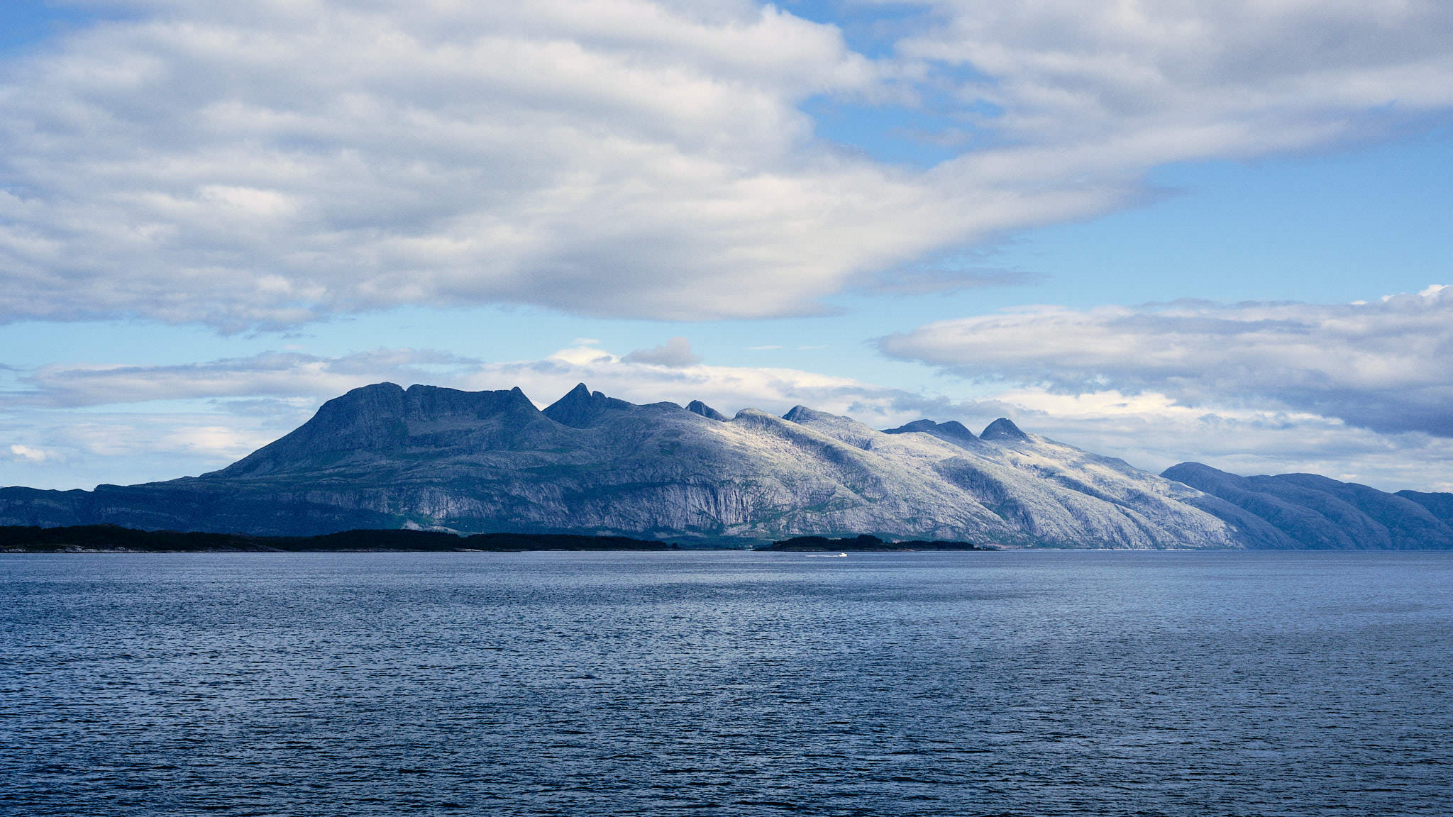 Blick auf die sieben Schwestern von der Fähre aus - Norwegen - Norway