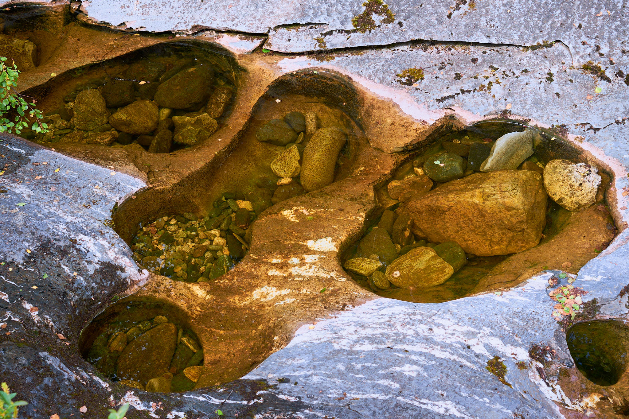 Mit Wasser und Steinen gefüllte Vertiefungen - Bjurälvsgrottan - Schweden - Sweden